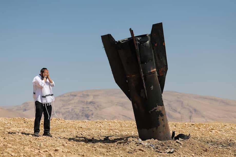 Un judío ultraortodoxo ve los restos de un misil iraní en Cisjordania ocupada.