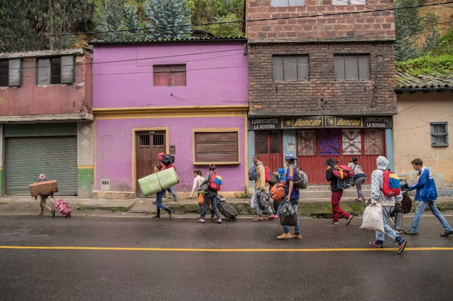 Cobijas y colchonetas no alcanzan para cubrir a su esposa Joselyn, sus tres hijos de 10, 12 y 14 años; su cuñada Karina, embarazada; sus cuatro primos y un par de amigos. / Foto: Juan Arredondo para Dejusticia
