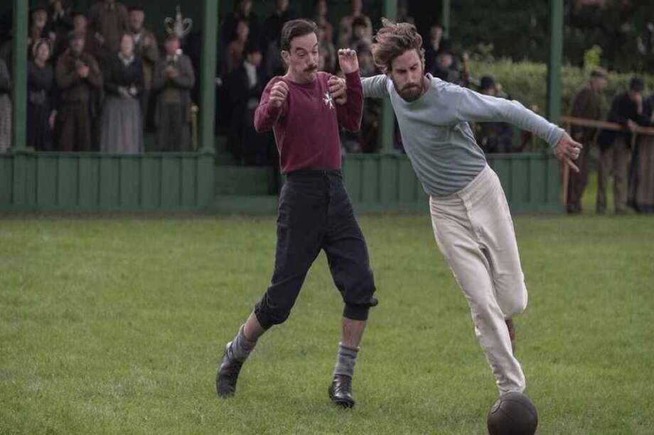 Fergus Suter (Kevin Guthrie-izq.) y Arthur Kinnaird (Edward Holcroft), protagonistas de la serie Juego de Caballeros.