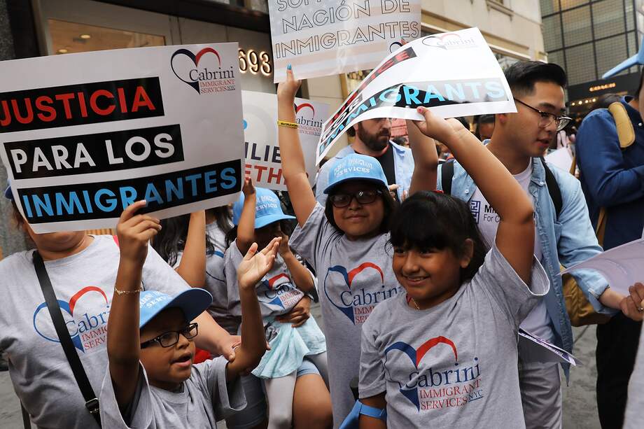 En Estados Unidos se presentaron muchas marchas de migrantes cuando Donald Trump anunció el final del Estatus de Protección Temporal para Migrantes (TPS). / AFP