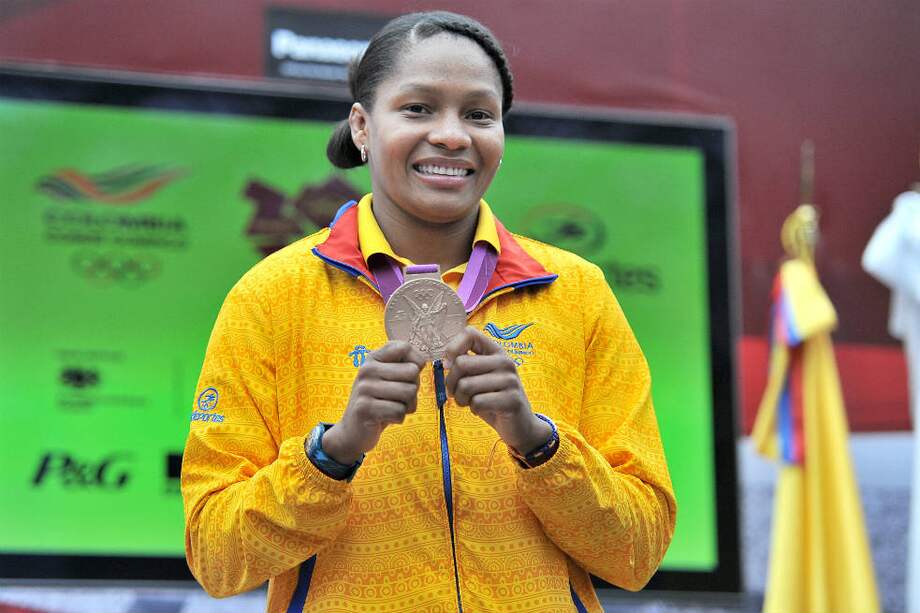 Yuri Alvear, en el Comité Olímpico Colombiano, mostrándole al país la medalla de bronce que ganó en Londres 2012.