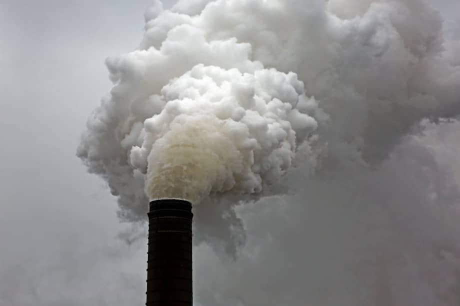 Uno de los locales fue encontrada en flagrancia emitiendo gases y humo negro. /Bloomberg.