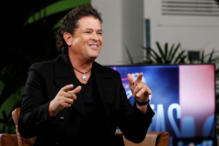 El compositor y cantante colombiano Carlos Vives, comparte con Maluma agente, oficina de representación, tiempo, espacio y también su misión como "coach" en el programa de televisión "La Voz México", por lo que considera que no está lejos el día en que ambos tracen una colaboración vocal. / EFE