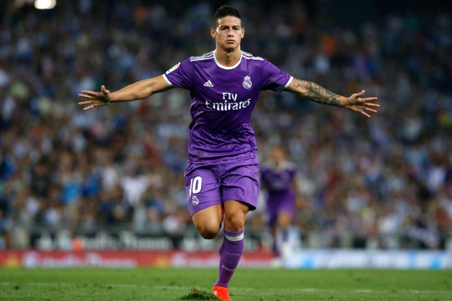 James Rodríguez celebra el primer gol del Real Madrid, ayer en el triunfo 2-0 del Real Madrid sobre el Español de Barcelona. / AFP