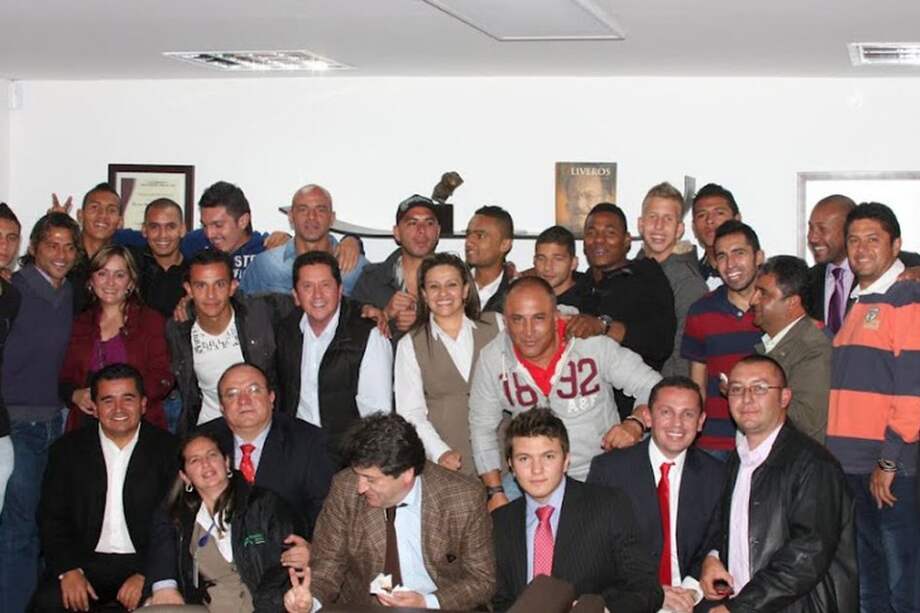 Jugadores de Santa Fe y funcionarios de la Fundación Universitaria del Área Andina. / Cortesía