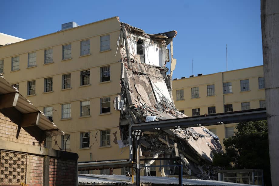 AME8186. CALI (COLOMBIA), 11/08/2026.- Fotografía que muestra un edificio destruido del Hospital Universitario del Valle del Cauca este martes, en Cali (Colombia). Colombia concentró sus esfuerzos en la búsqueda de supervivientes, la atención a los damnificados y la evaluación de los daños tras el terremoto de magnitud 7,4 que sacudió el lunes varias regiones del país y que ha causado hasta el momento centenares de muertos y miles de viviendas afectadas. EFE/ Ernesto Guzmán Jr