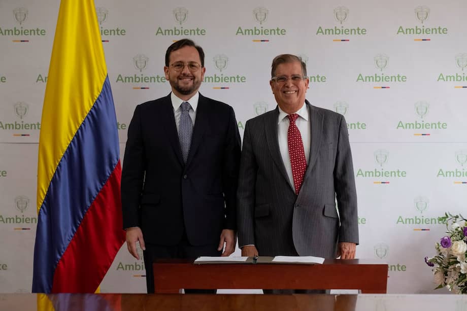 Sergio Piñeros (izquierda) junto a Fabio Arjona, el ministro de Ambiente.