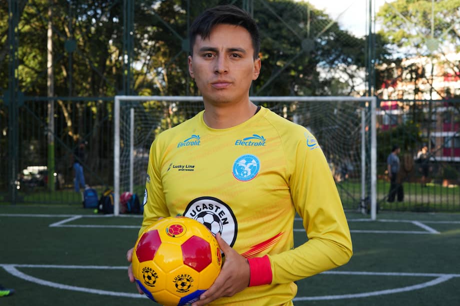 De un balón plástico lleno de latas a uno con seis cámaras sonoras. Alejandro Castañeda sostiene un modelo Lucasten.
/ El Espectador
