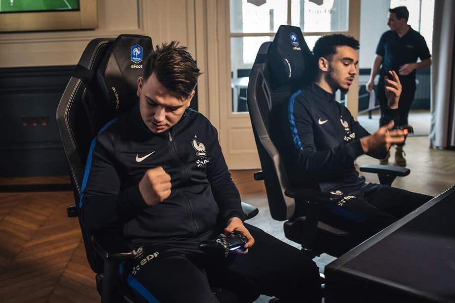 Corentin Thullier "Maestro" (L), jugador francés de E-sport, reacciona durante la selección nacional francesa 2019, designando a los 6 mejores jugadores franceses de la FIFA, en el campamento base de la selección francesa de fútbol en Clairefontaine en Yvelines el 12 de febrero de 2019. / AFP