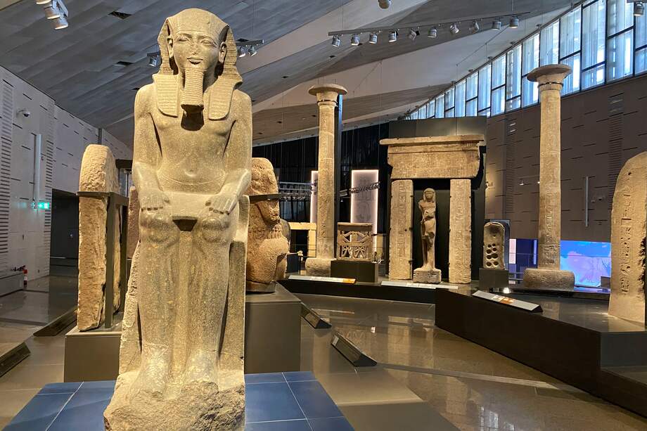 El Gran Museo Egipcio (GEM), donde se exhibirán 14.000 nuevas piezas trasladadas al museo de "la cuarta pirámide", abrirá oficialmente el sábado.