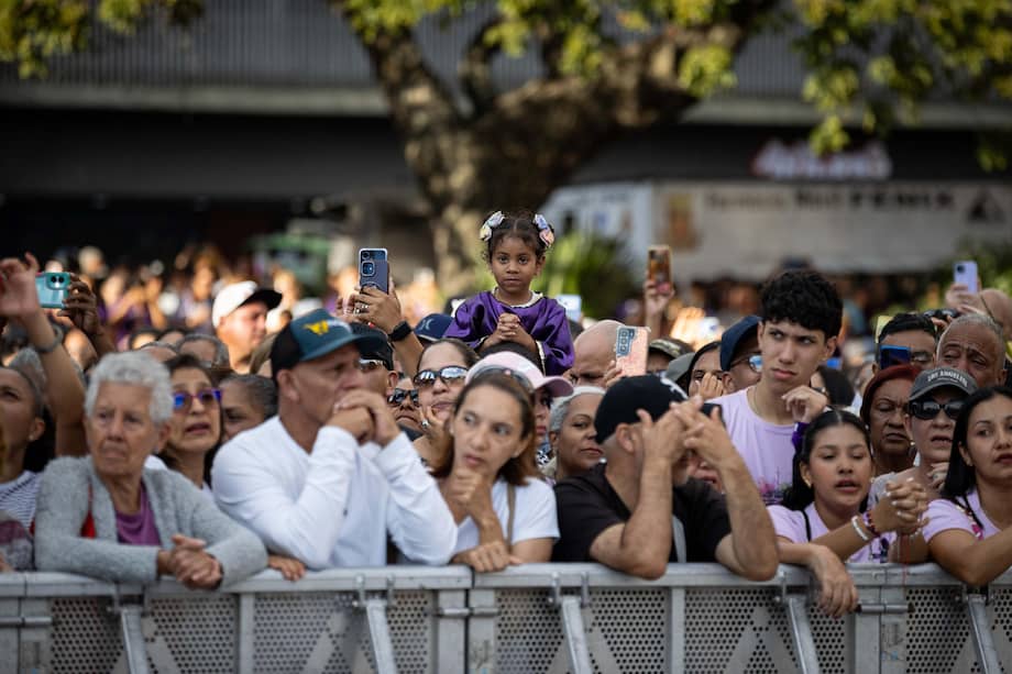 Personas participan en eventos de Semana Santa en Caracas.