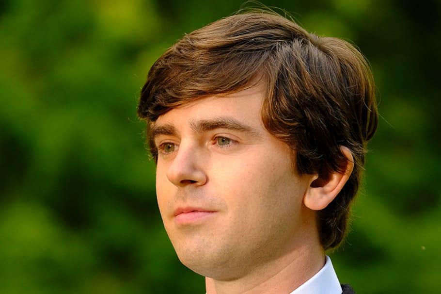 Freddie Highmore es londinense, tiene 31 años y actuó con Jhonny Deep en 'Charlie y la fábrica de chocolates'.