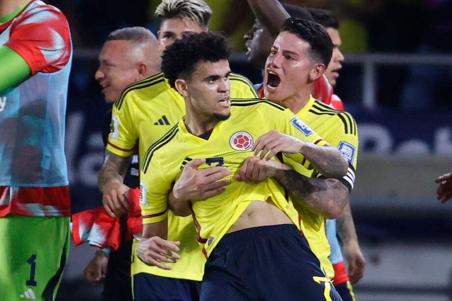 Luis Díaz (izq) de Colombia celebra un gol con James Rodríguez, en un partido de las Eliminatorias Sudamericanas para la Copa Mundial de Fútbol 2026 entre Colombia y Brasil en el estadio Metropolitano en Barranquilla (Colombia).