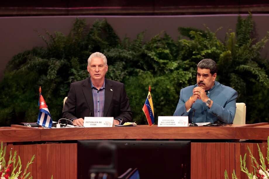El presidente de Cuba, Miguel Díaz-Canel (i), y de Venezuela, Nicolás Maduro, en la XXI Cumbre de la Alianza Bolivariana de los Pueblos de Nuestra América (ALBA), en La Habana (Cuba). Díaz-Canel criticó las prácticas "antidemocráticas" e "injerencistas" de EE.UU. por excluir a su país, Venezuela y Nicaragua de la Cumbre de las Américas. EFE/Ernesto Mastrascusa