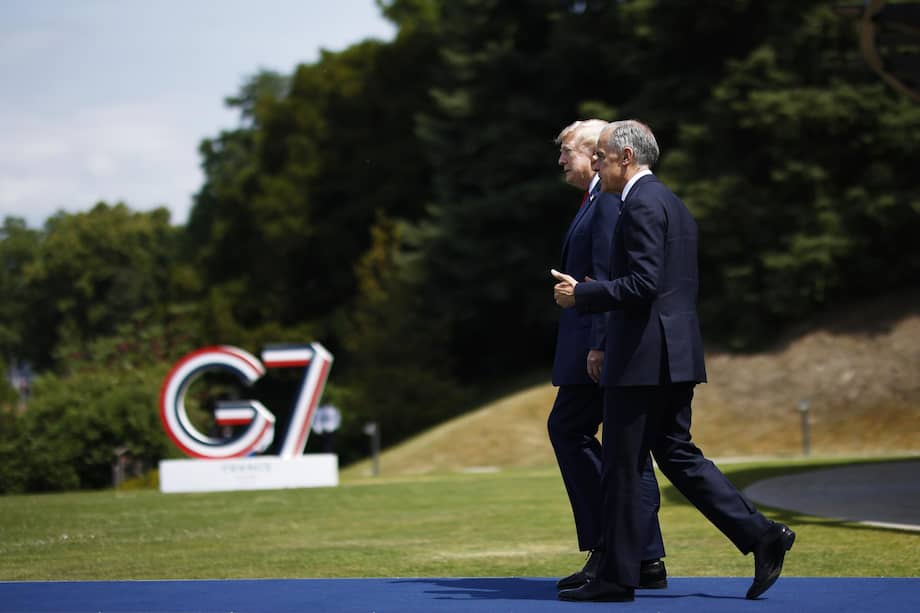El presidente de Estados Unidos, Donald Trump, y el primer ministro canadiense, Mark Carney, durante la cumbre del G7 en Evian-les-Bains, Francia.