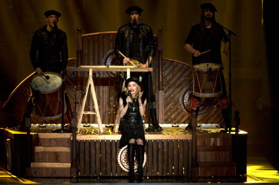 Madonna en un concierto de "MDNA Tour".