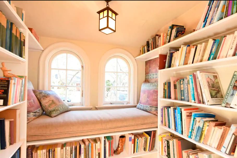 Este espacio está dedicado a todos los que les guste los escondites para leer. El alojamiento ubicado en el estado de California en EE. UU.; se puede observar habitaciones que albergan cantidades de libros e invita a refugiarse durante horas para disfrutar de una buena historia.