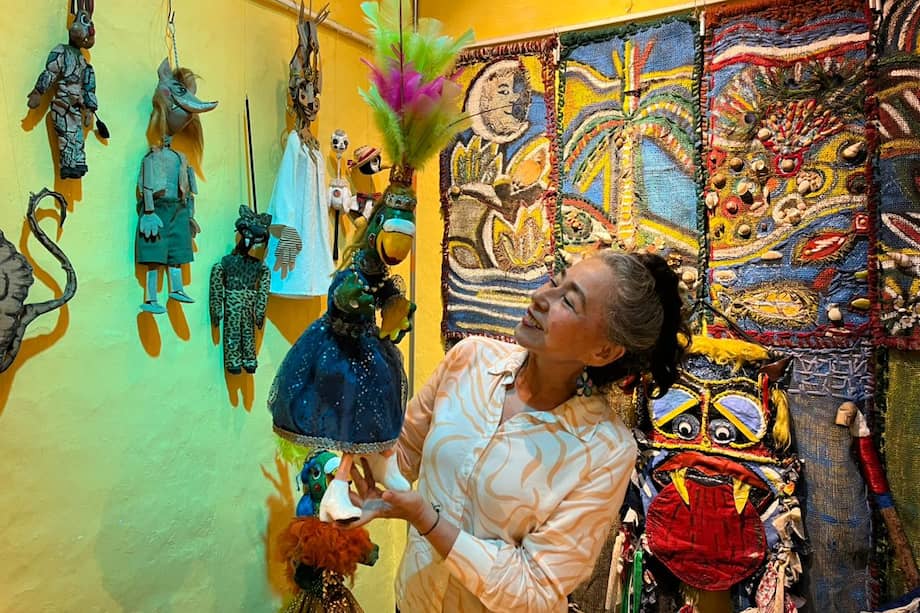 Leonor Amelia Pérez, actriz titiritera y pionera en la fundación de la Casa de los Títeres, un espacio clave para el desarrollo del teatro de títeres en Cali y su circulación nacional e internacional.