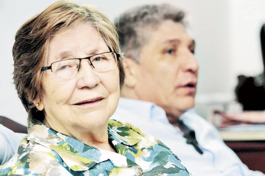 Doña Nelly Tobón y su hijo, Sigifredo López, el viernes pasado en su casa en Cali. / Pilar Ruiz