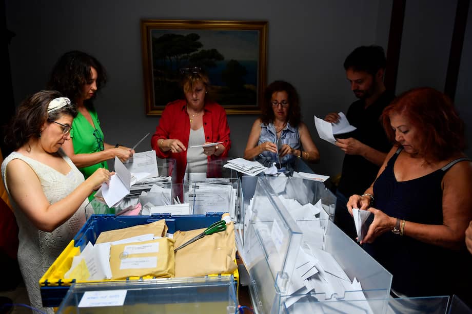 Trabajadoras de la junta electoral y representantes de partidos políticos inician el recuento de votos emitidos por los residentes en el extranjero para las elecciones generales el pasado 23 de julio, en la Audiencia Provincial de Palma de Mallorca.