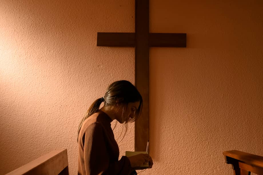 Fotograma de la serie de HBO Max 'El minuto heroico: Yo dejé el Opus Dei', que denuncia la vulneración de derechos sufrida por miembros de la Obra a través de los testimonios de 13 mujeres de diferentes países.