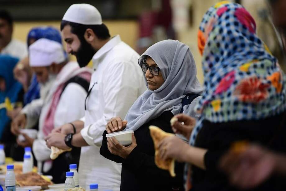 Musulmanes de todo el mundo celebran el Ramadán, mes en el que rezan por las noches y no pueden beber, comer, fumar ni mantener relaciones sexuales entre la salida y la puesta de sol. / EFE