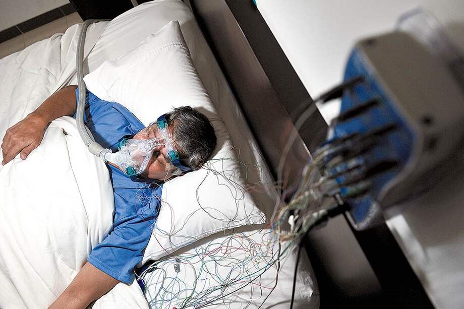 Es oportuno acudir a un especialista cuando el insomnio se vuelve crónico. Aquí un paciente es sometido a una polisomnografía para determinar qué variables afectan la calidad de su sueño en la clínica Somnomédica . / Luis Ángel - El Espectador