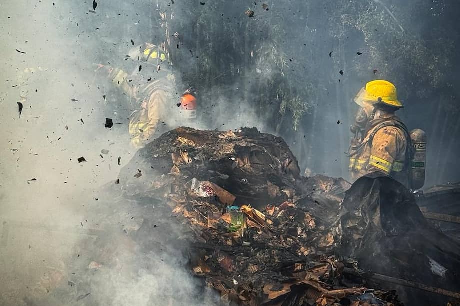 La emergencia, ocurrida este sábado en el centro de Medellín, dejó afectaciones en bodegas y viviendas cercanas.
