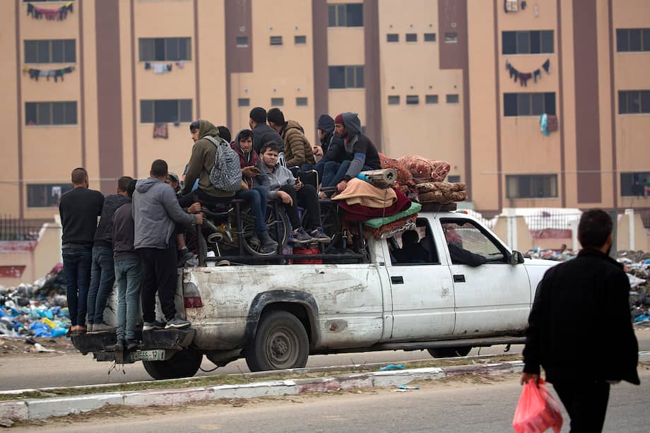Palestinos desplazados de Nuseirat, Bureij y otras partes de los campos de refugiados de Khan Yunis, a bordo de un vehículo. Ellos se dirigen a la ciudad de Rafah, después de la advertencia israelí sobre el aumento de las operaciones militares en los campamentos de la Franja de Gaza.