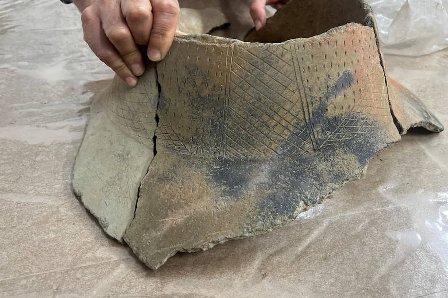 Urna en el laboratorio arqueológico. Fabricar una urna requería conocimiento, tiempo y recursos, por lo que quienes eran enterrados en ellas probablemente ocupaban un lugar importante dentro de su comunidad.