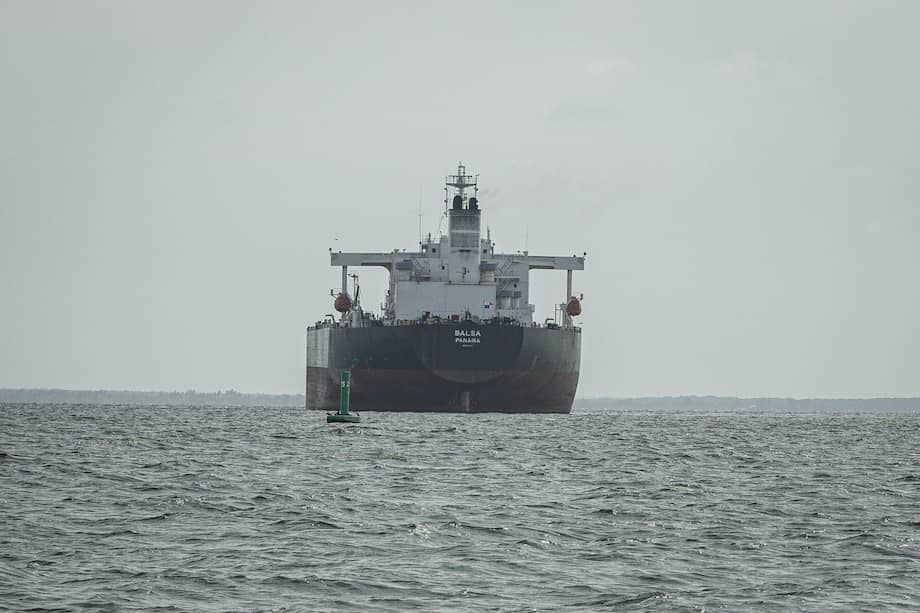 Barco que transporta petróleo en el Lago de Maracaibo (Venezuela).