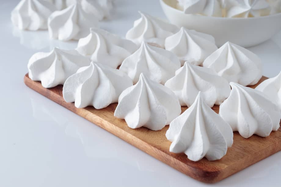 Mejora la textura de tus merengues italianos añadiendo gotas de limón, este ingrediente también les dará brillo.