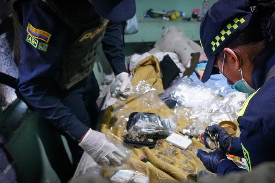 En medio de camas, clósets y maletines revisados por las autoridades en San Bernardo, la Policía encontró droga escondida hasta dentro de un peluche. El operativo dejó siete capturados y volvió a poner la lupa sobre una de las zonas más violentas y golpeadas por el microtráfico en Bogotá.