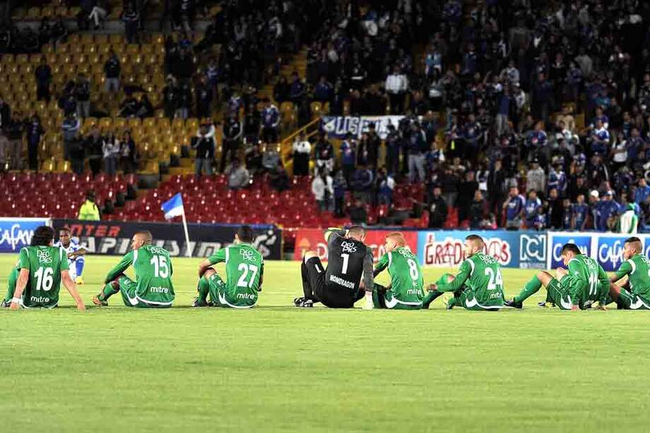 El pasado domingo, los jugadores de Millonarios y el Deportivo Cali se sentaron en el centro del terreno de juego, antes del partido, en protesta por la ley del fútbol. / David Campuzano - El Espectador
