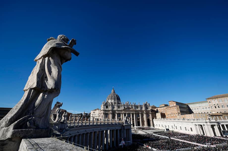 Vista general de la Plaza de San Pedro, en el Vaticano, durante una misa ofrecida por el papa León XIV.