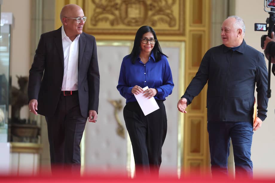 La mandataria encargada de Venezuela, Delcy Rodríguez (c); camina junto al presidente de la Asamblea Nacional de Venezuela, Jorge Rodríguez (i); y el ministro del Interior y Justicia, Diosdado Cabello.