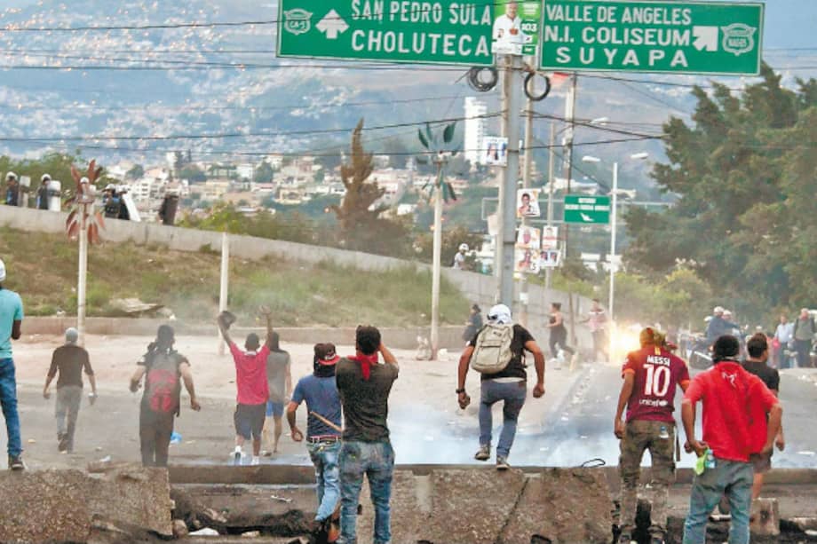 Simpatizantes del opositor Salvador Nasralla han protagonizado disturbios en las principales ciudades del país. / AFP