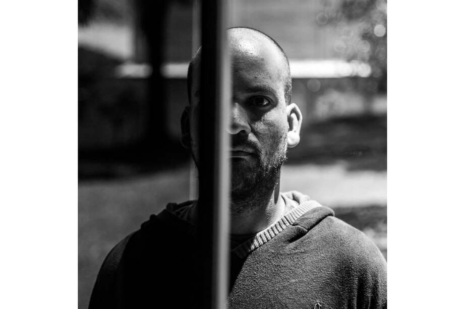 Alexis García-Ahumada, quien presenta su más reciente libro, Raíces de la nada. / Coretsía