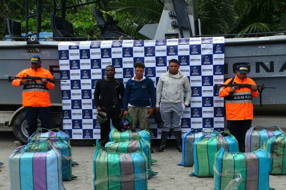 Los dos ecuatorianos y el colombiano que tripulaban la embarcación fueron transportados , junto con la carga ilegal, hasta el municipio de Tumaco. / Cortesía Armanda Nacional.
