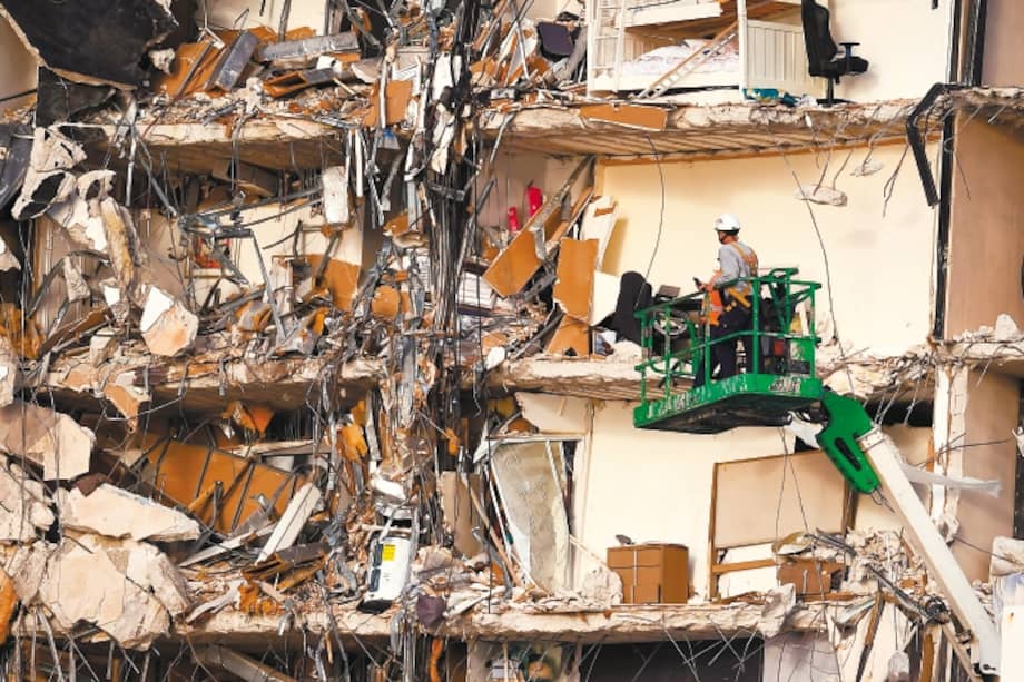 El edificio de 12 pisos colapsado en Florida se estaba hundiendo desde la década de 1990, según una investigación. / AFP