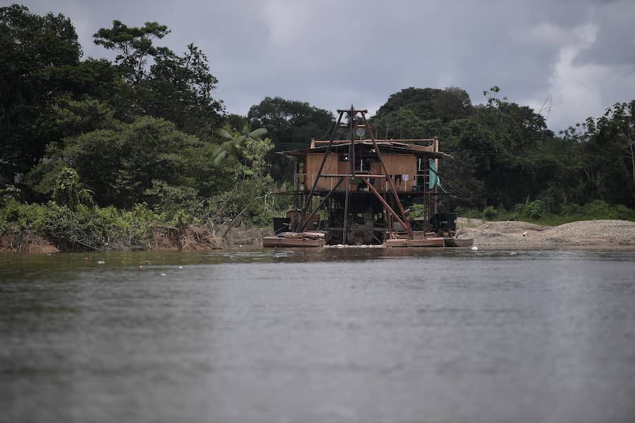 La minería ilegal, adelantada en gran parte por dragas como la de la foto, aumentó entre 2021, frente al dato de 2016.