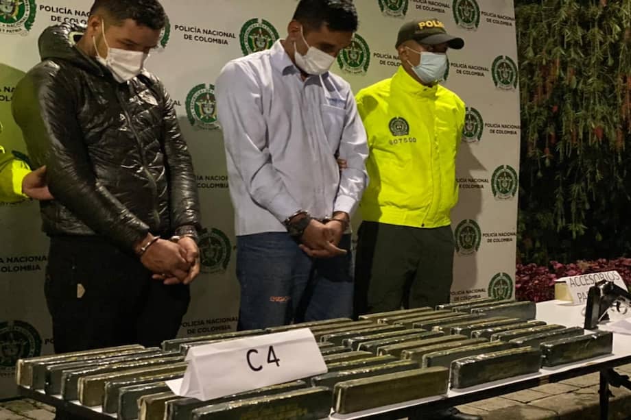 La Policía capturó a los dos hombres que se transportaban en la volqueta.