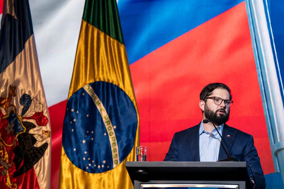 Fotografía cedida por la Presidencia de Chile, del presidente chileno Gabriel Boric mientras habla durante el cierre del Foro Empresarial Chile-Brasil, este lunes en Santiago (Chile).