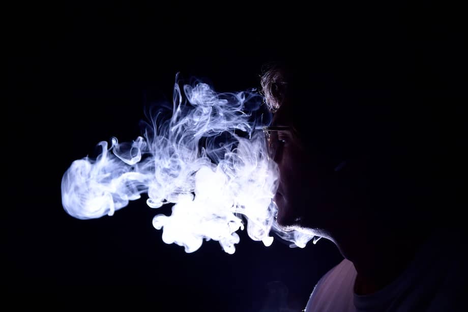 Vapear produce aerosoles con sustancias tóxicas como la nicotina y metales pesados. / Gustavo Torrijos