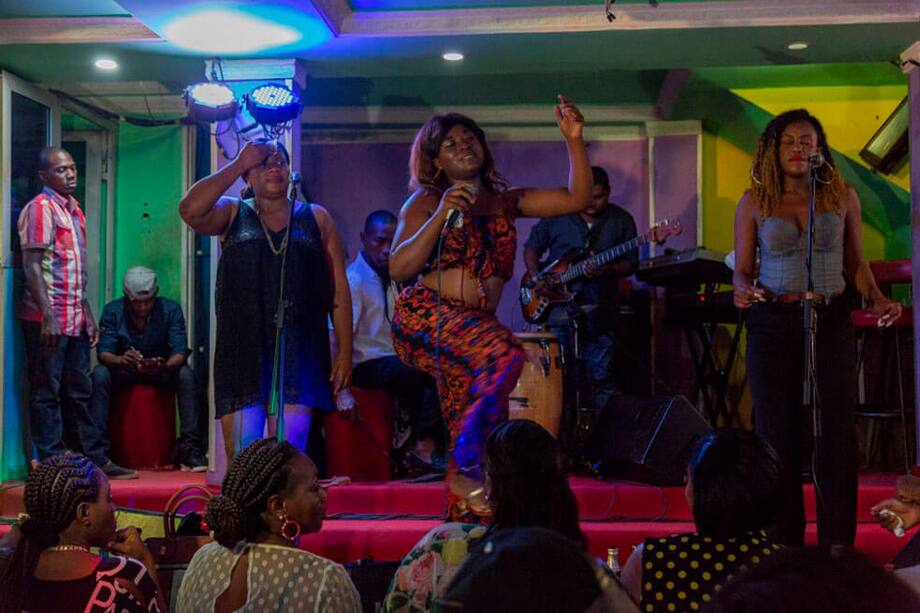 Trío de mujeres cantando música bikutsi. / Foto: AFP