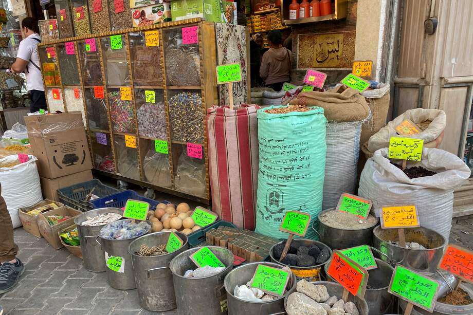 EL CAIRO (EGIPTO), 10/03/2023.- El recorrido gastronómico por el centro de El Cairo incluye visitas a tiendas tradicionales alejadas de los locales turísticos. EFE/Rosa Soto