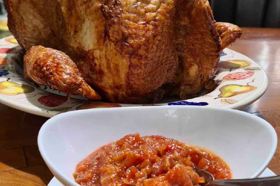 Y lo mejor para los afanes decembrinos es que el chutney de tomate y dátiles se puede preparar previamente y conservar en la nevera para disfrutarlo durante toda la temporada de fin de año.