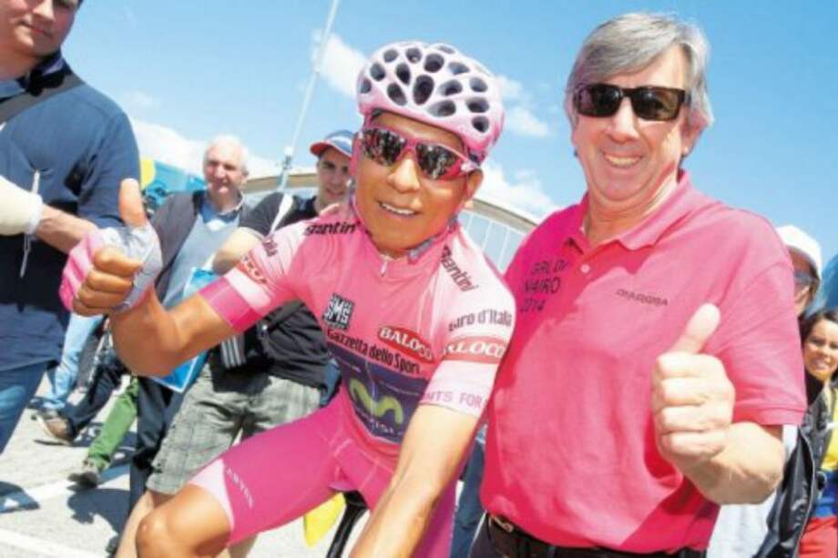 Eusebio Unzué, junto al ciclista colombiano Nairo Quintana, cuando ganó el título del Giro de Italia. / Prensa Movistar
