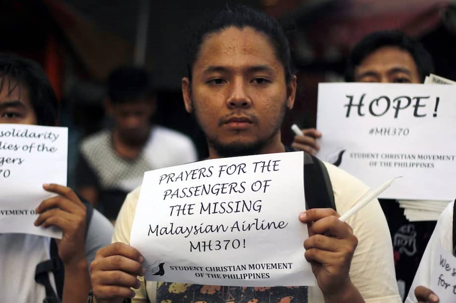Estudiantes filipinos realizan una jornada de oración por los tripulantes del avión de Malaysia que desapareció el pasado 8 de marzo. / EFE