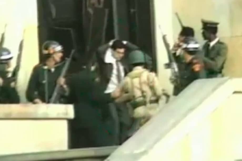 Imagen de Programar Televisión, donde figura el magistrado Julio César Andrade, saliendo vivo, con las manos en la nuca, entre militares. / Cortesía